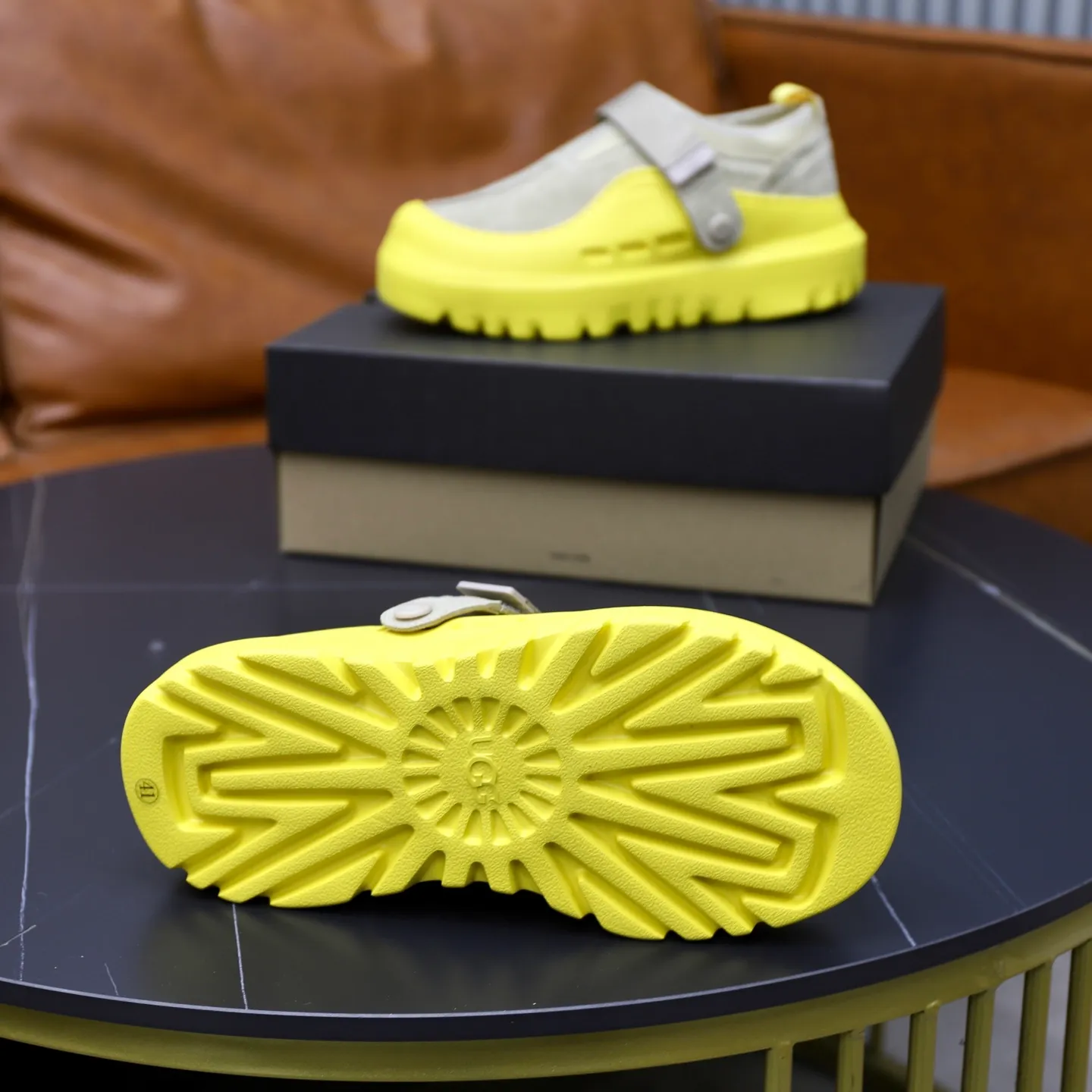 Ex-factory price: 580 for couples👫💰Thick wool imported from Australia Brand: UGG genuine purchasing agent Size: 35-45 (45 customized) Grade: Official website 1:1 Material: First layer of genuine leather waterproof and antifreeze upper Real wool lining Original non-slip and wear-resistant outsole Style category: Men's casual shoes Trendy style Comfortable on the feet Color: Official website color synchronization